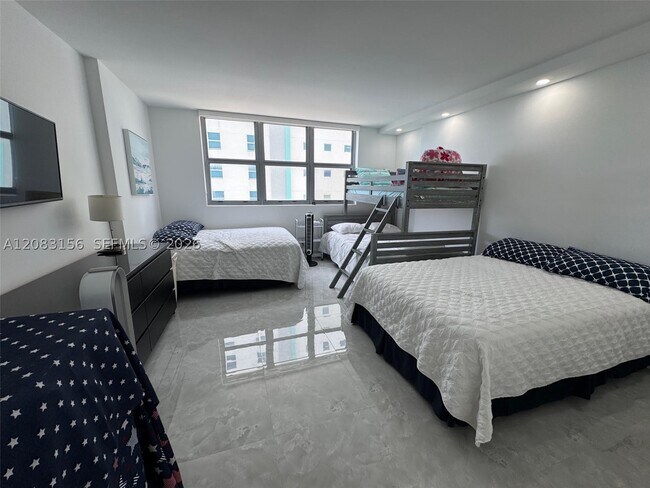 Foto del edificio - 9225 Collins Ave