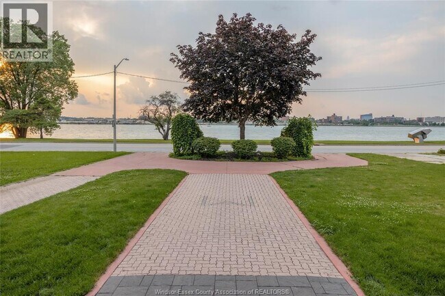 Photo du bâtiment - 2161 Riverside Dr W