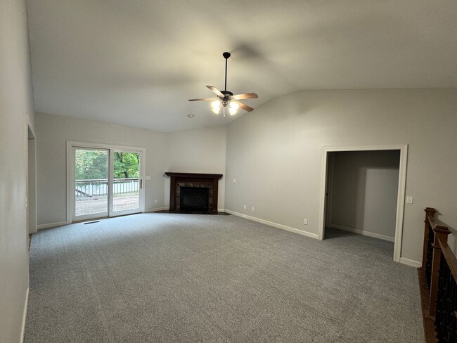 Building Photo - Large, Executive Level 5 Bedroom, 3 Bath!