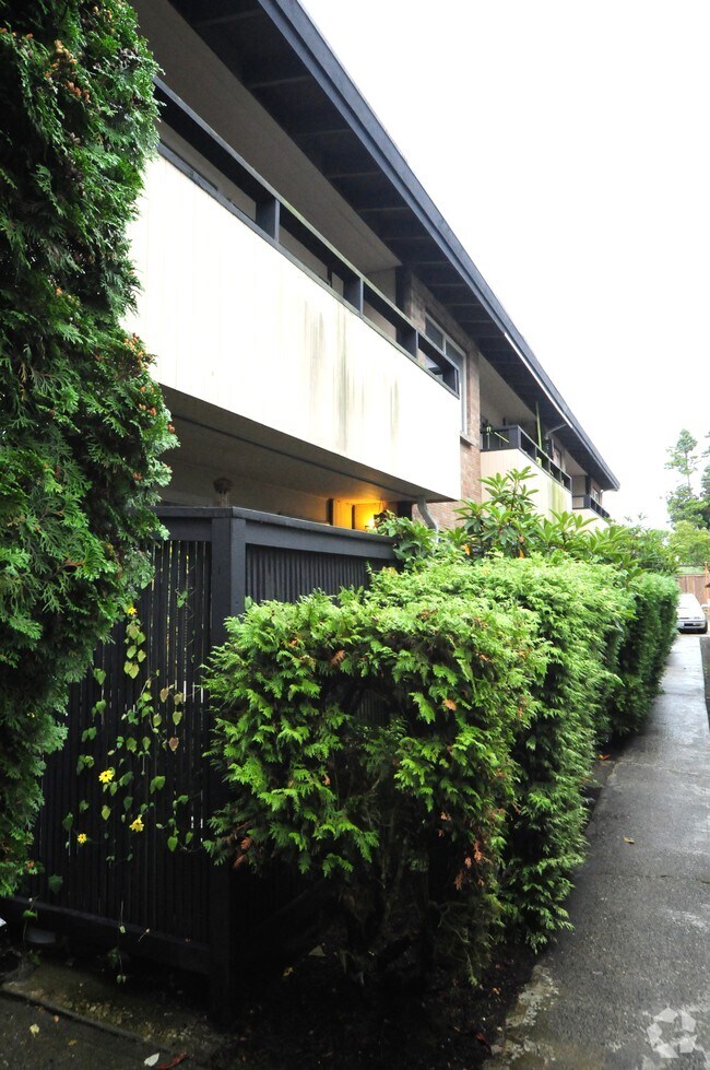 Building Photo - 4017 California Ave SW