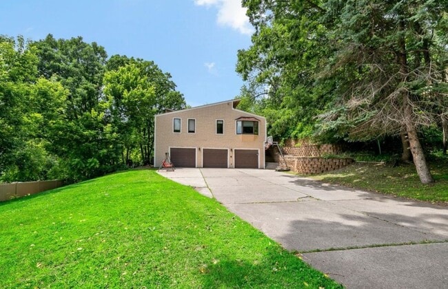 Building Photo - 955 McKnight Rd S