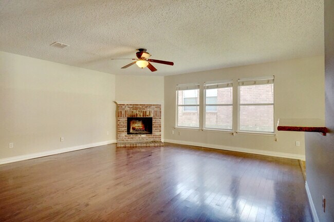 Building Photo - Very Nice and Updated Home