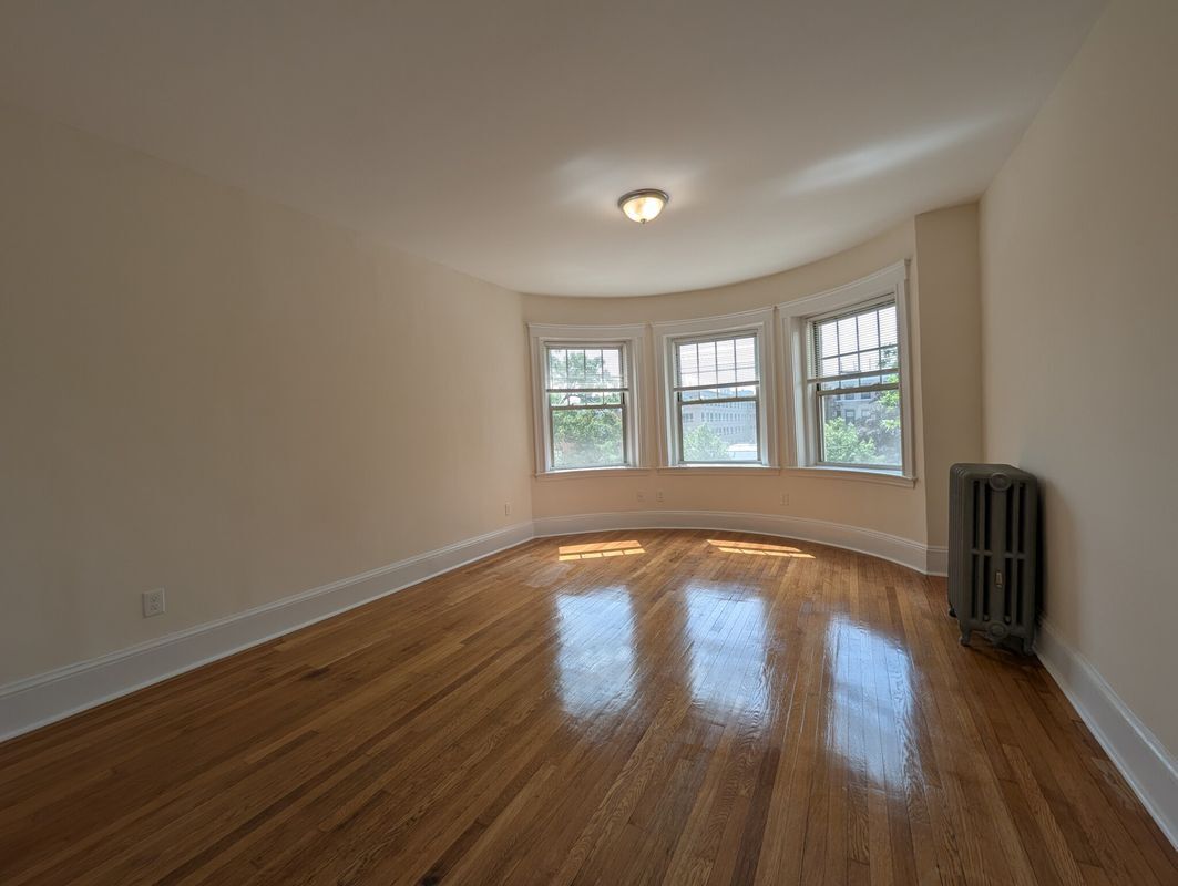 Foto principal - 1315 Commonwealth Ave