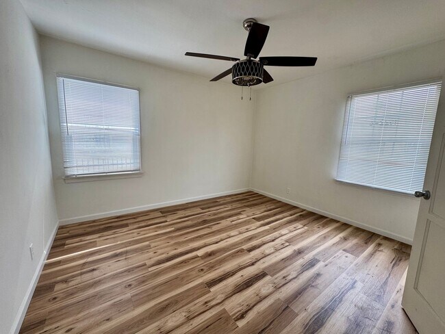 Foto del edificio - 1624 S Bronson Ave