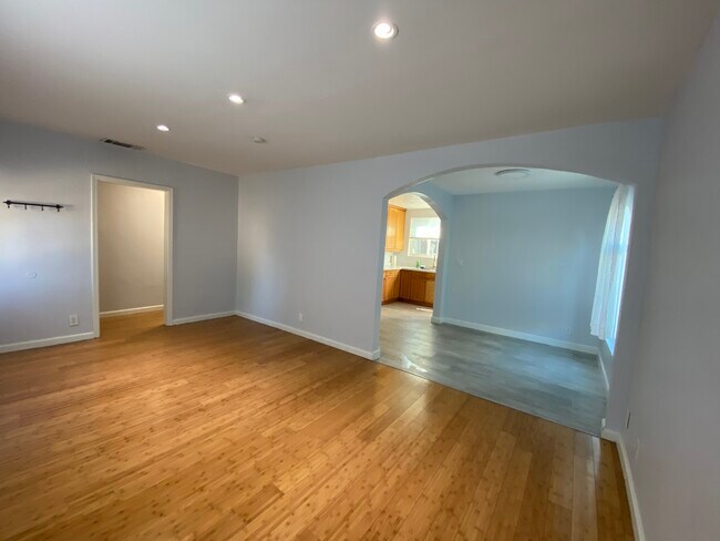 Foto del edificio - 7247 Farmdale Ave