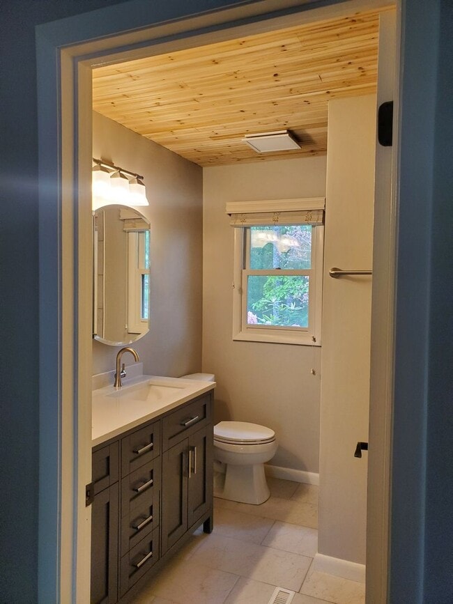 Foto del edificio - Updated with a lovely view of Lake St. George 3 bedroom / 3 bath