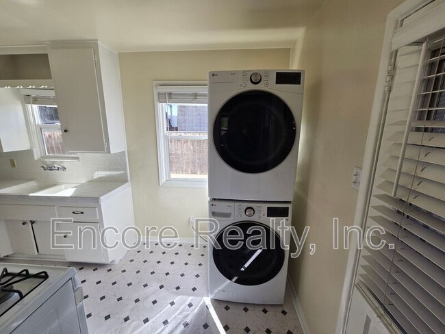 Building Photo - 588 1/2 McIntosh St