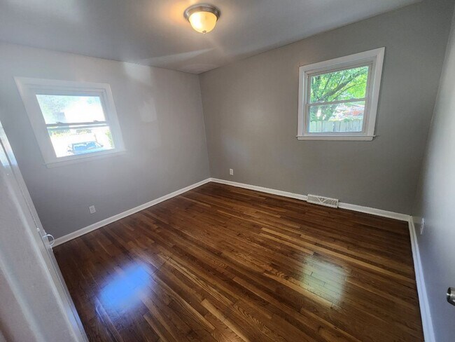 Foto del edificio - 5812-5814 N 93rd St