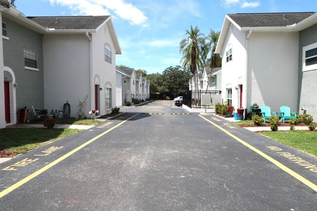 Building Photo - 5712 Townhouse Dr