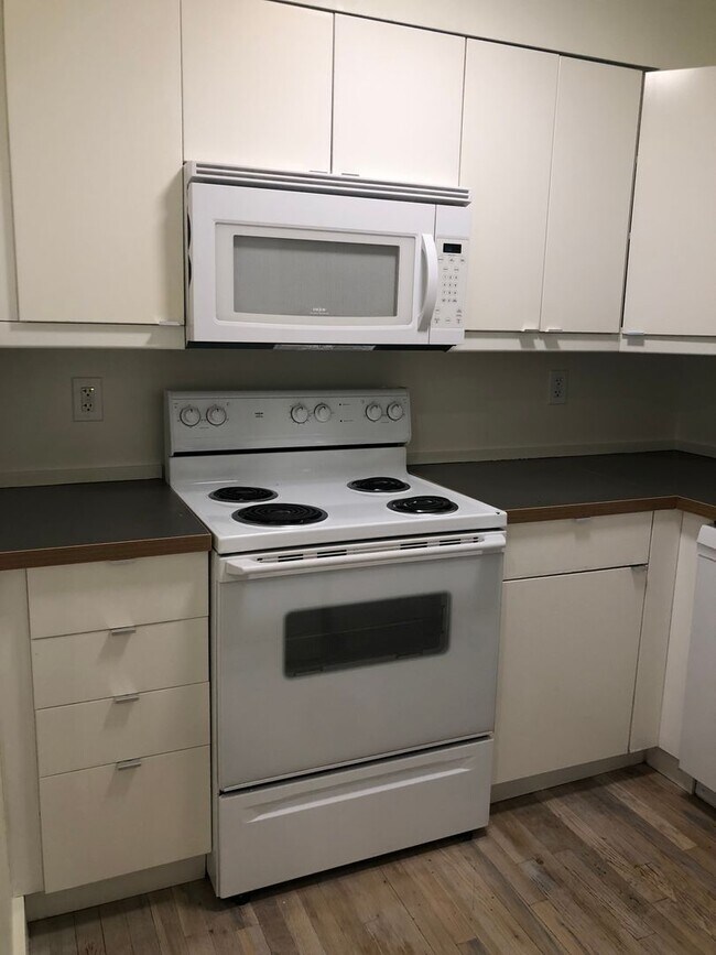 Foto del edificio - Beautiful 2 Bedroom Apartment with Office in Sugar House!