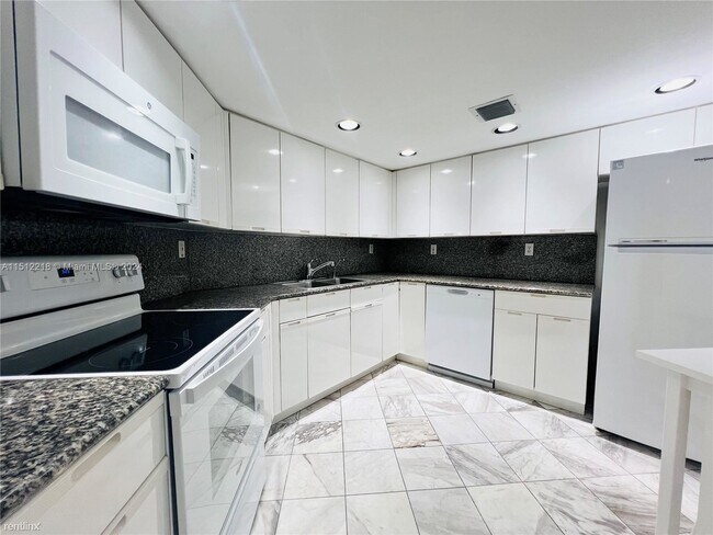 Building Photo - 2 br, 2 bath Condo - 825 Brickell Bay Dr A...