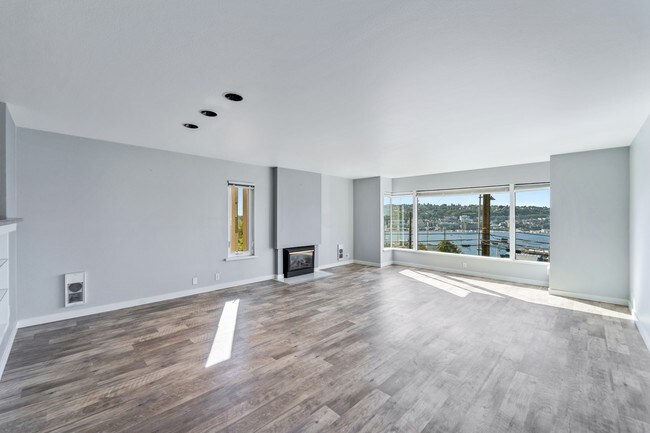 Building Photo - 1232 Lakeview Blvd E - 2 bedrooms