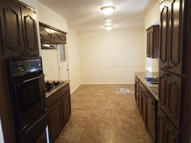 Building Photo - 1215 Valley Vista Dr