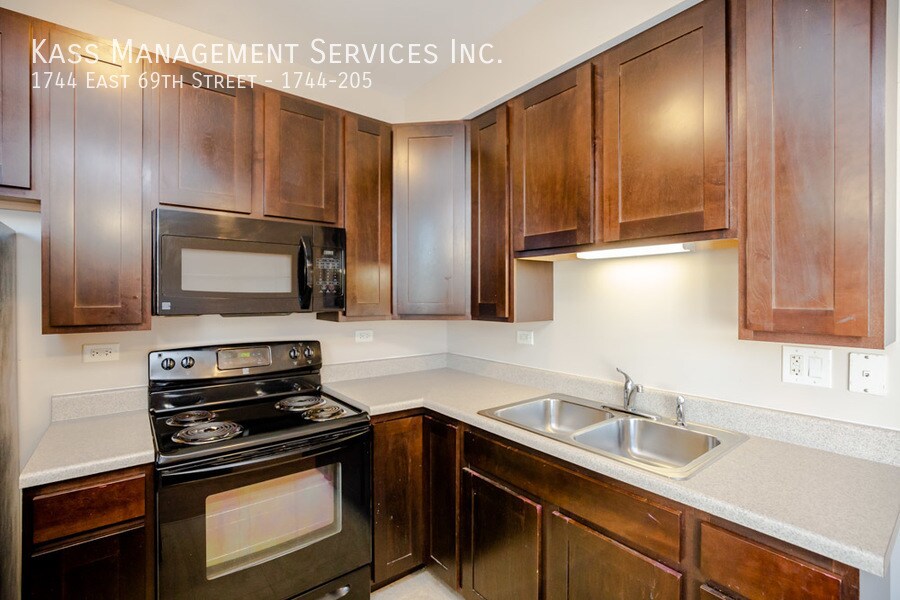 Foto principal - 1744 E 69th St