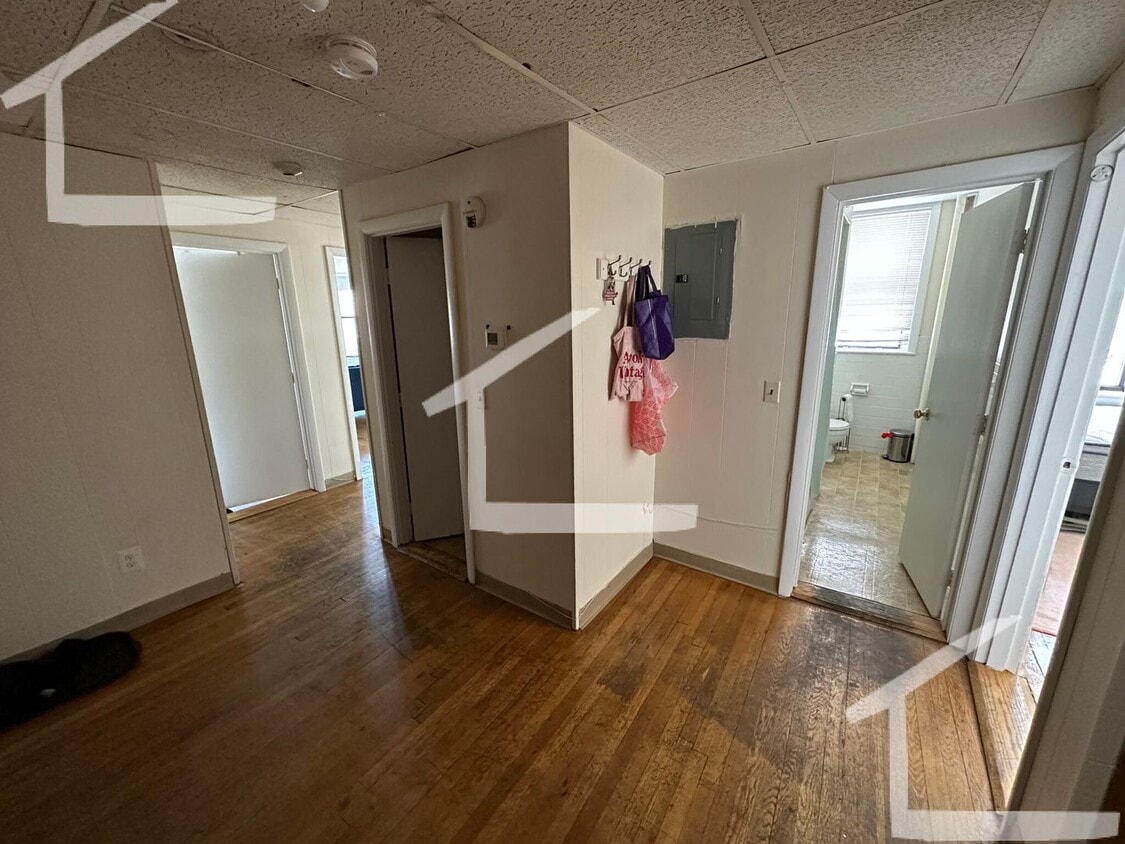 Allston 3 Bed 1.5 Bath available now no br... - Allston 3 Bed 1.5 Bath available now no br...