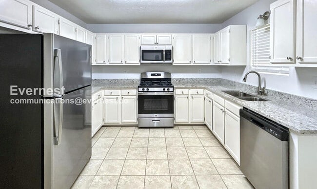 Building Photo - Limited Time Special Offer /3-Bedroom Home with Garage / Pet-Friendly / Available Now!