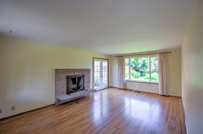 Building Photo - West Olympia 2bd 1 bath Cottage Rambler with Garden Space