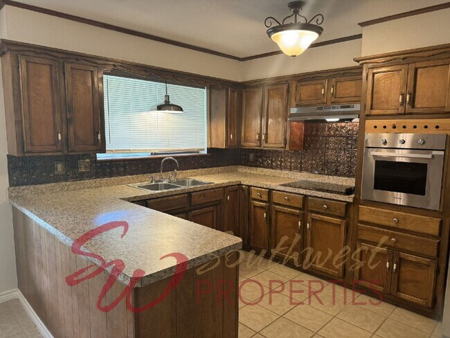 Foto del edificio - Charming 3 bedroom 2 bath on 2 acres within city limits!