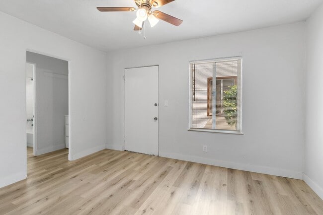 Foto del edificio - 2652 E 15th St