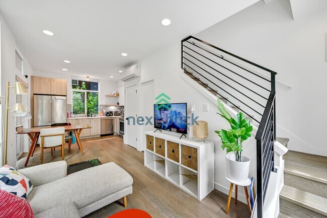 Foto del edificio - 2 BED & 2 BATH TOWNHOUSE FOR RENT
