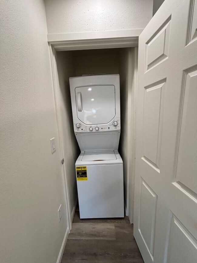 Foto del edificio - Brand New Two Bedroom Two Bathroom