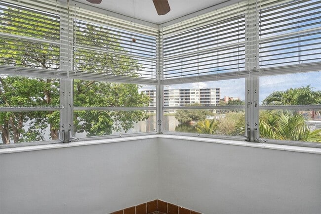 Building Photo - 1671 NE Miami Gardens Dr