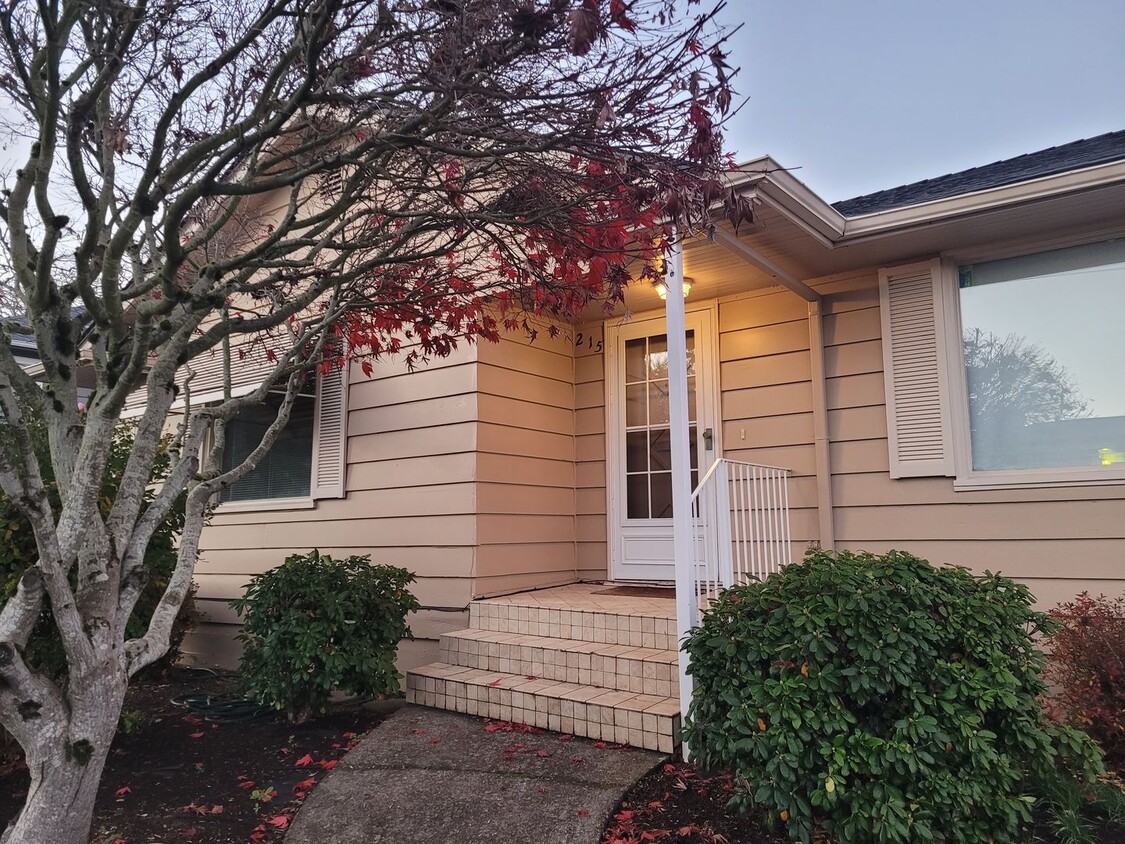 Foto principal - 3 bed/2 bath S. Salem Home w/ Finished Bas...