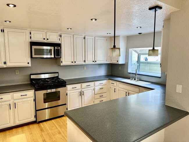 Foto del edificio - 2421 Vanderbilt Ln
