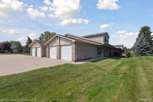 Building Photo - 16064 Holz Dr