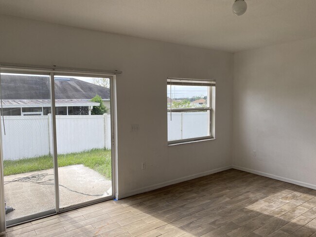 Building Photo - 874 Fraser Dr