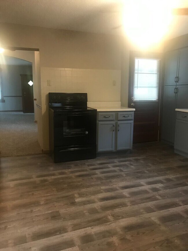 Foto del edificio - COMING SOON! Cute South County Cottage with White Picket fence, and  Garage