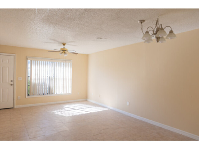 Building Photo - 2 bedroom 2 bath 2 story townhome in Winte...