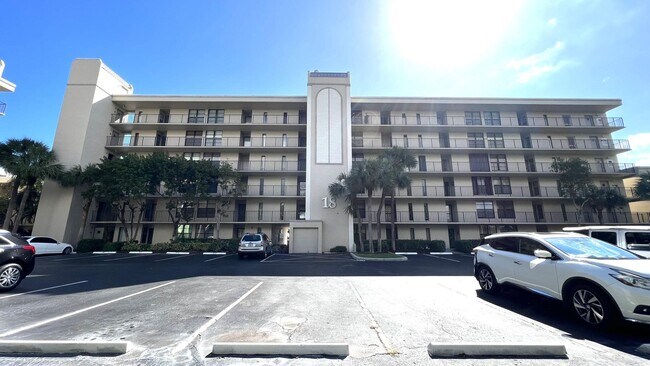 Building Photo - 18 Royal Palm Way