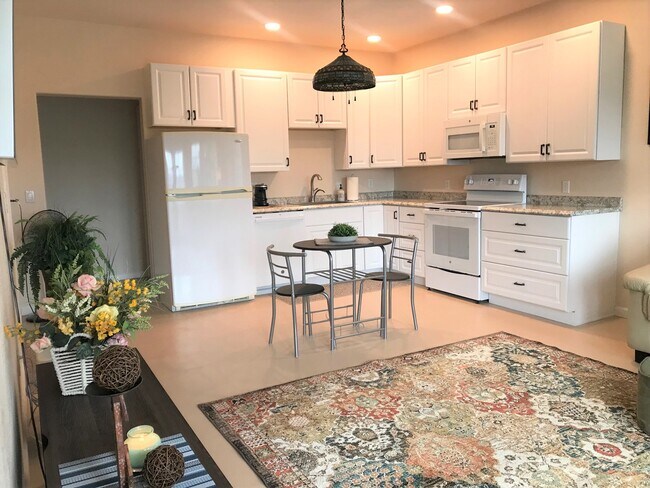 Kitchen / Dining - 452 Prescott Heights Dr