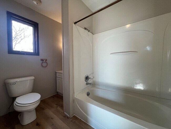 Foto del edificio - 3 Bedroom House on the edge of FD $950