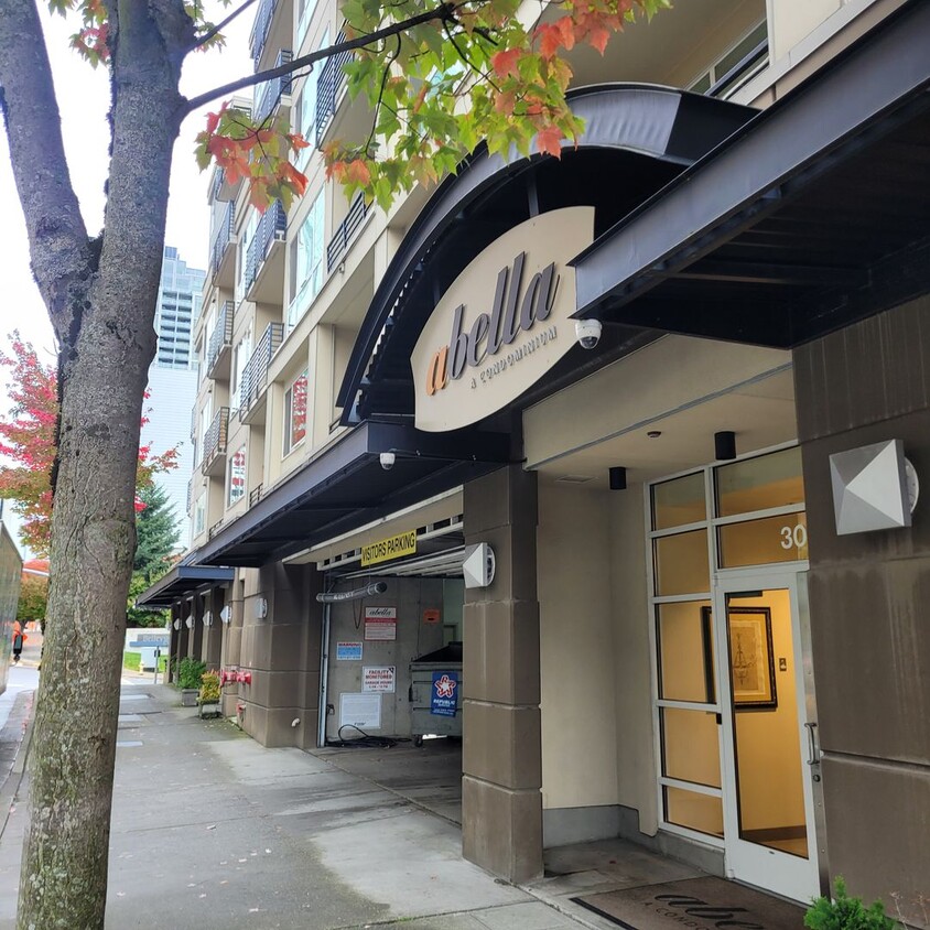 Foto principal - Downtown Bellevue 2 Bedroom 2 Bath Condo -...