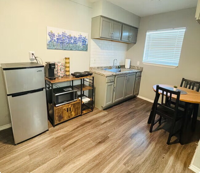 Foto del edificio - 7314 Bennett Ave