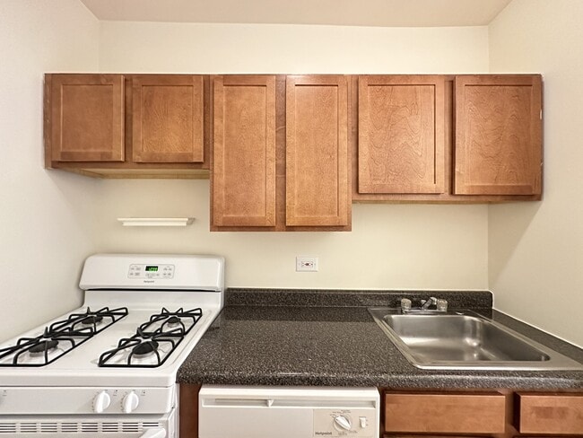 Building Photo - 633 W Cornelia Ave