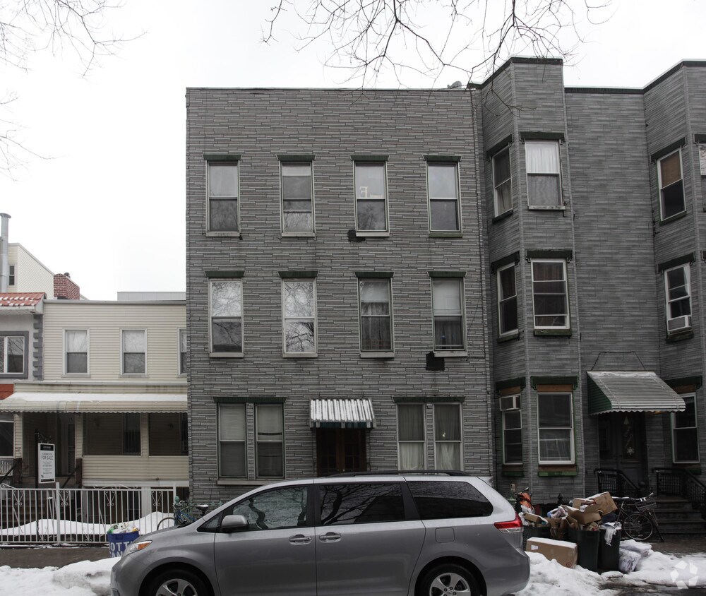 Building Photo - 117 Huron St