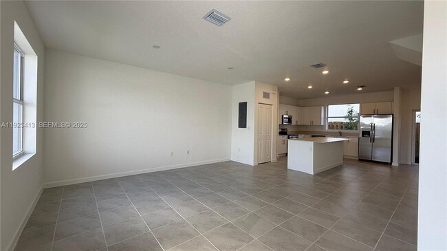 Building Photo - 1096 SE 2nd St