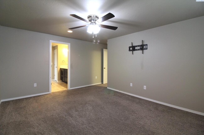 Foto del edificio - Large 4 Bed Home with Junior Suite in Pasco