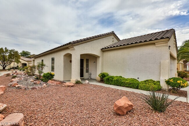 Foto del edificio - 2527 Romanza Rd