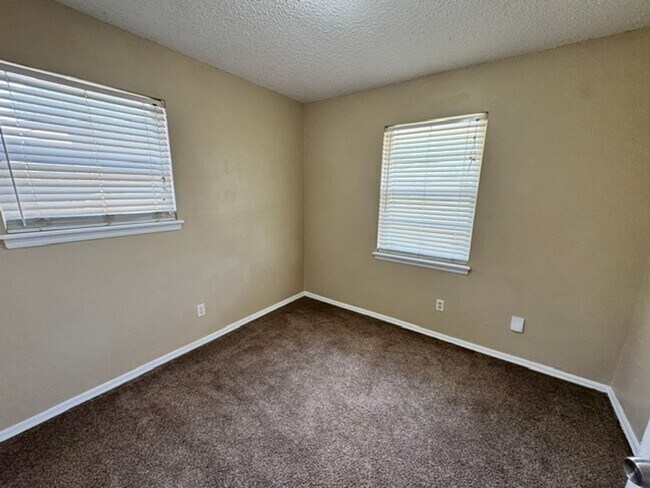 Foto del edificio - 3 bed one bath ready for move in , Moore Schools!