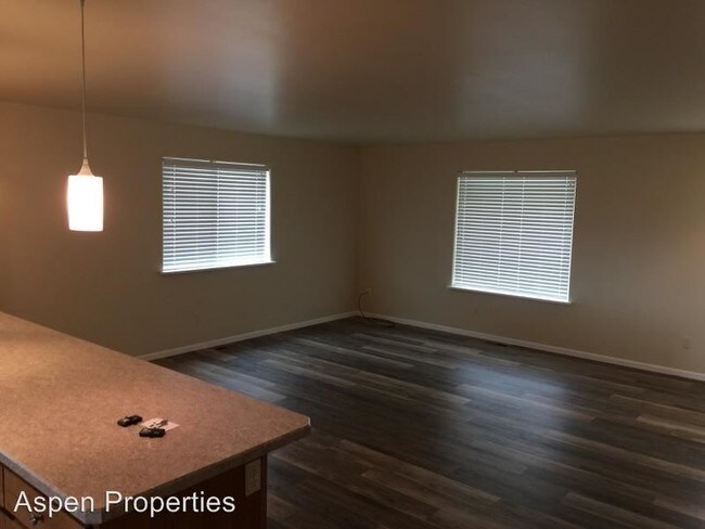 Building Photo - 2 br, 1.5 bath House - 700 N. Riverrock Dr.