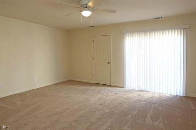 Foto del edificio - 3 bedroom, 2 bathroom townhouse