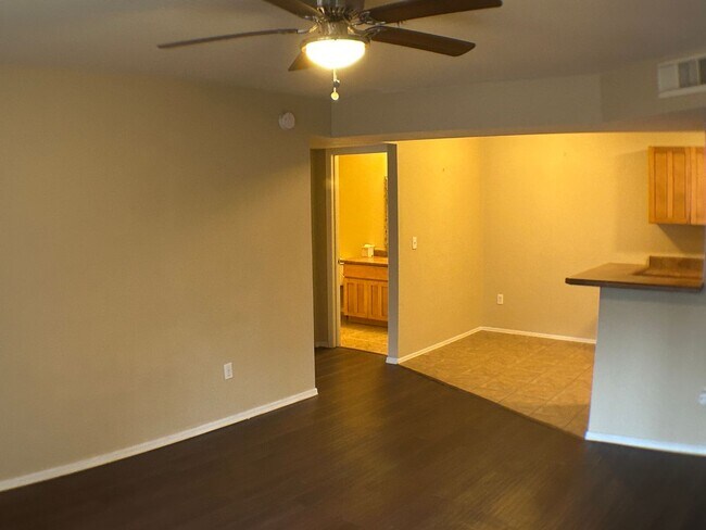 Foto del edificio - Beautiful 2 bedroom 2 bathroom condo (Avai...