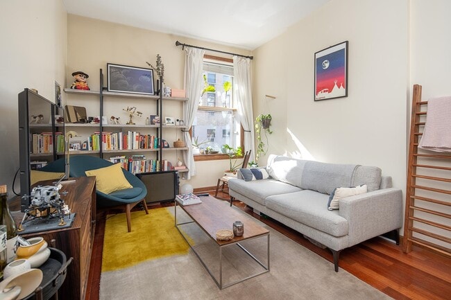 Building Photo - 264 9th St