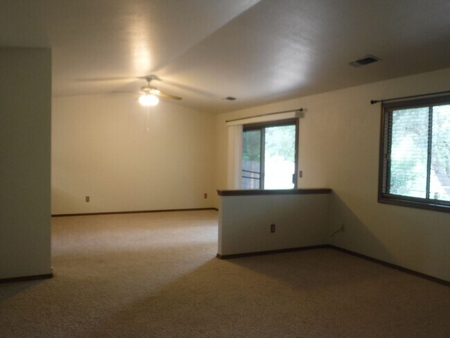 Building Photo - Eastside Home In Oak Haven Neighborhood