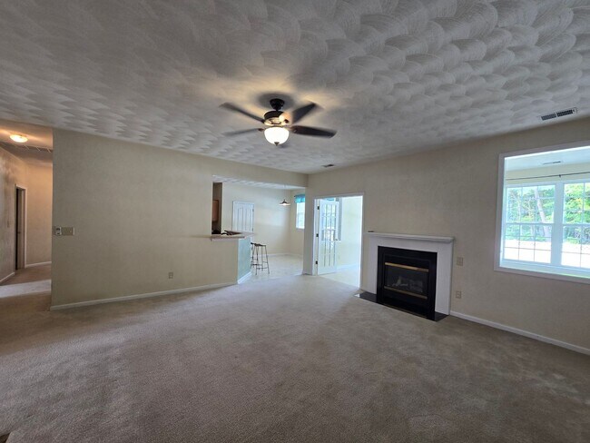 Foto del edificio - 3 Bed, 2 Bath in Waterfront Community of Rivers Edge in Currituck w/ Built-in Pool