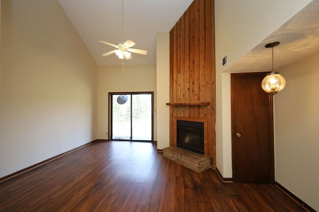 Foto del edificio - 2720 Tyndall Dr